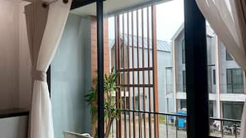 Laptophoz jól használható munkafelület és ingyenes wifi