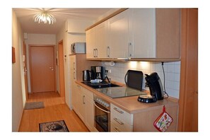 Mikrowelle, Ofen, Herdplatte, Wasserkocher mit Kaffee-/Teezubehör