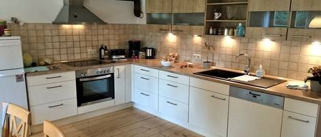 Een koelkast, een oven, een kookplaat, een vaatwasser