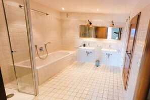 Bathroom - Holiday home in Weitnau with swimming pool (Weitnau)
