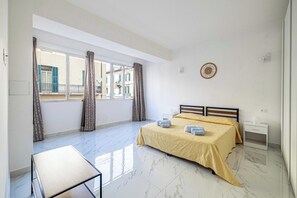 Een bureau, een strijkplank/strijkijzer, internet, beddengoed