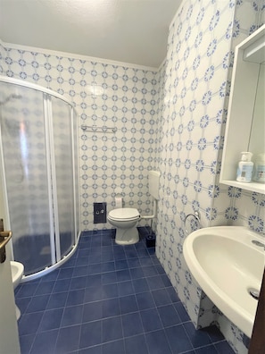 Apartamento, 2 habitaciones, balcón, vistas a la ciudad | Baño