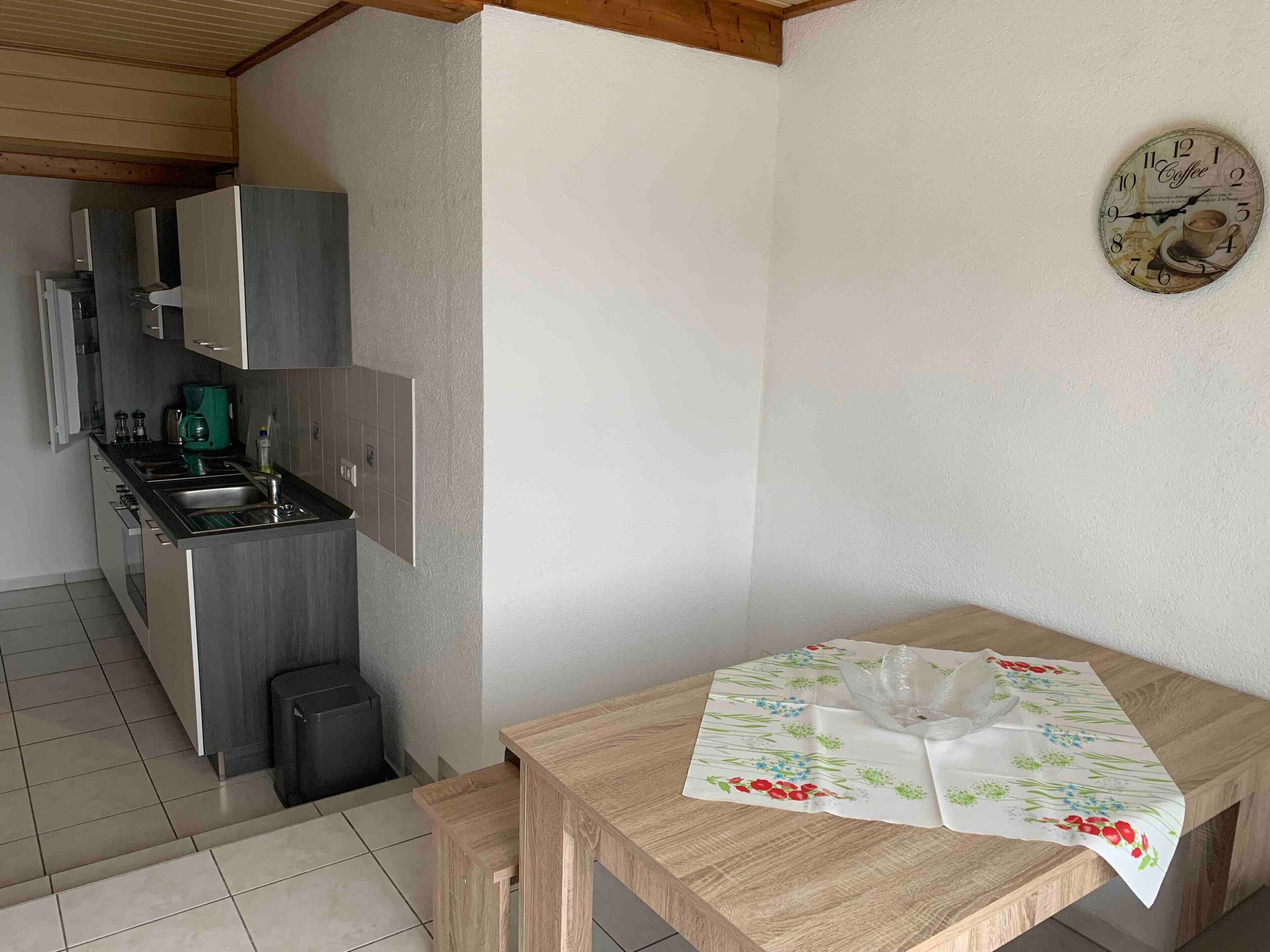Fridge, oven, stovetop, coffee/tea maker