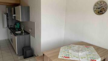Fridge, oven, stovetop, coffee/tea maker