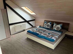 Een strijkplank/strijkijzer, wifi, beddengoed