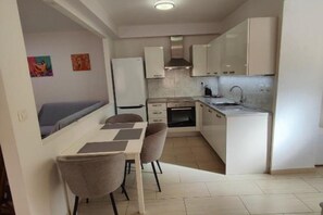 Fridge, oven, stovetop, dishwasher - Holiday House Emma - Two Bedroom Holiday Home With Terrace (Šibenik)