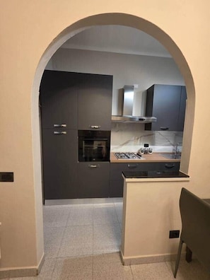 Kühlschrank, Mikrowelle, Ofen, Herdplatte