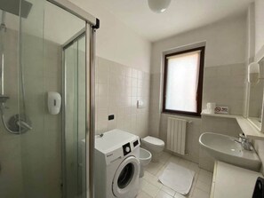 Douche, séchoir à cheveux, bidet