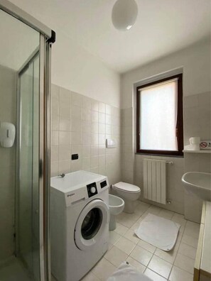 Douche, séchoir à cheveux, bidet
