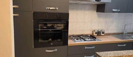 雪櫃、微波爐、焗爐、爐具