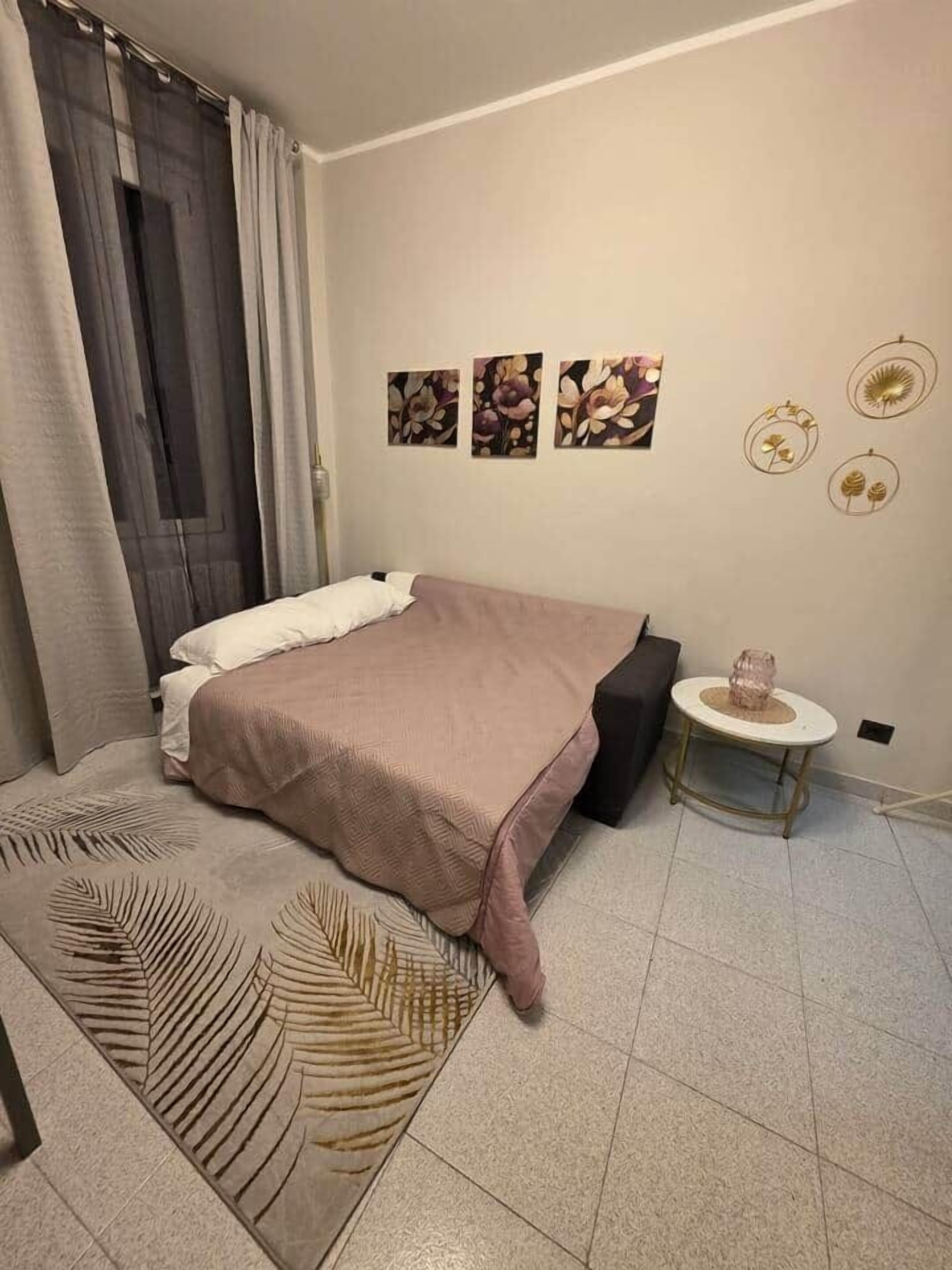 Tabla de planchar con plancha y ropa de cama 