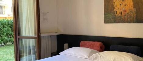 Tabla de planchar con plancha, wifi y ropa de cama