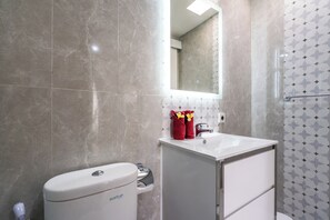 Hair dryer, towels, soap, toilet paper - Luxury minimalist villa The Toy (Kerobokan)