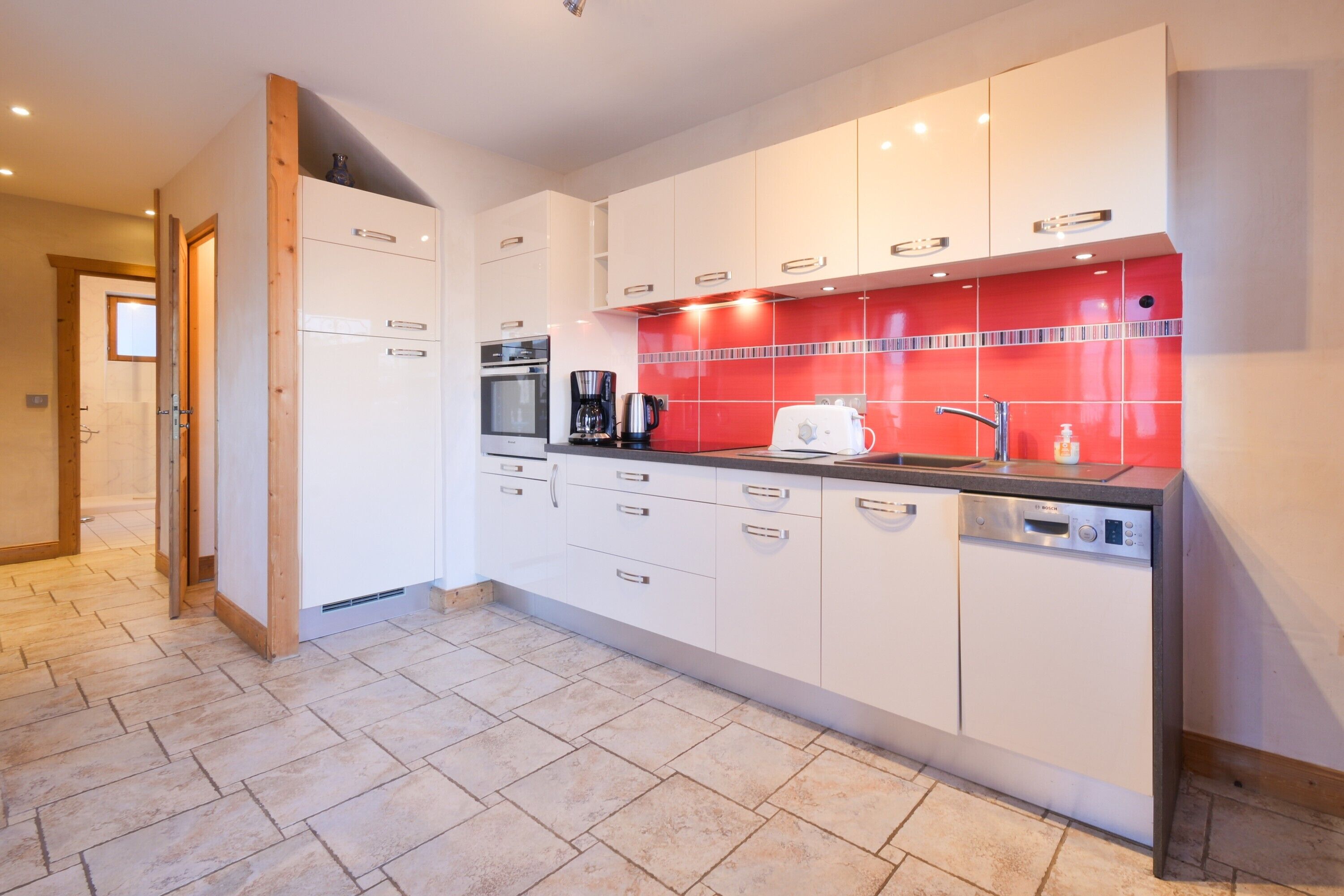 Køleskab, mikrobølgeovn, ovn, kogeplade