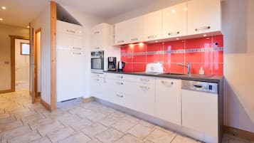 Køleskab, mikrobølgeovn, ovn, kogeplade