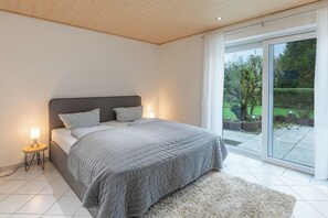 Desk, iron/ironing board, travel crib, free WiFi - Vacation home "Deichliebe" in Tönning for up to 8 people (Tönning)