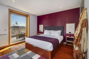 Iron/ironing board, travel cot, WiFi, bed sheets - Penthouse Luxe: Views, Terrace & Parking (Matosinhos)