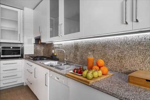 Fridge, microwave, oven, stovetop - Penthouse Luxe: Views, Terrace & Parking (Matosinhos)