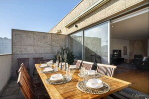 Outdoor dining - Penthouse Luxe: Views, Terrace & Parking (Matosinhos)