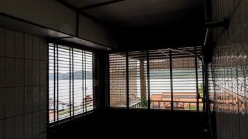 Deluxe Villa 4, Ocean View | ห้องน้ำ | อ่างอาบน้ำและฝักบัวแยกจากกัน, ของใช้ในห้องน้ำฟรี, ไดร์เป่าผม, ผ้าเช็ดตัว