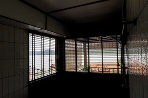 Deluxe Villa 4, Ocean View | ห้องน้ำ | อ่างอาบน้ำและฝักบัวแยกจากกัน, ของใช้ในห้องน้ำฟรี, ไดร์เป่าผม, ผ้าเช็ดตัว