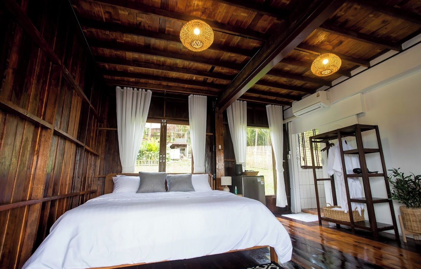 Deluxe Villa 4, Ocean View | Desk, free WiFi