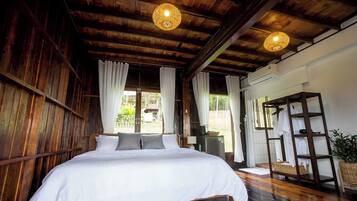 Deluxe Villa 4, Ocean View | Desk, free WiFi