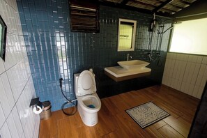 Deluxe Villa 2, Ocean View | Bathroom | Separate tub and shower, free toiletries, hair dryer, towels - Baan Lhong View Lay  (Sawi)