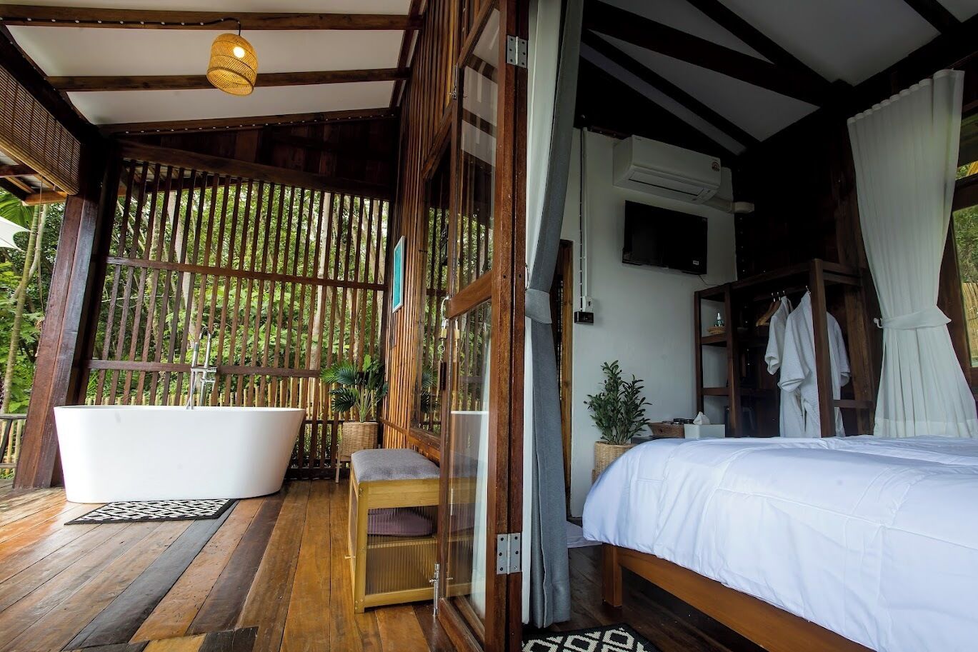 Deluxe Villa 1, Ocean View | Desk, free WiFi