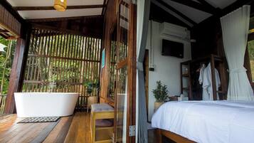 Deluxe Villa 1, Ocean View | Bàn, truy cập Internet không dây miễn phí