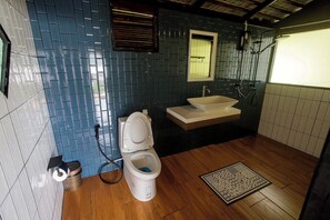 Aðskilið baðker/sturta, snyrtivörur án endurgjalds, hárblásari