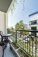 Quarto casal clássico, vista para a piscina | Terraço/pátio