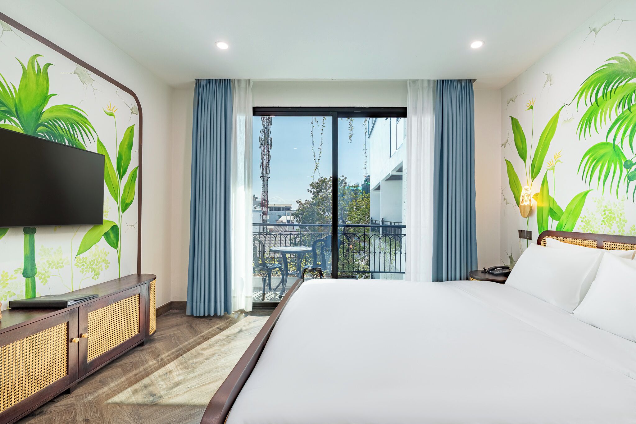 ห้อง  ดีลักซ์ดับเบิล, วิวสระว่ายน้ำ | ตู้นิรภัยในห้องพัก, โต๊ะทำงาน, พื้นที่ทำงานแบบใช้แล็ปท็อป, ห้องเก็บเสียง