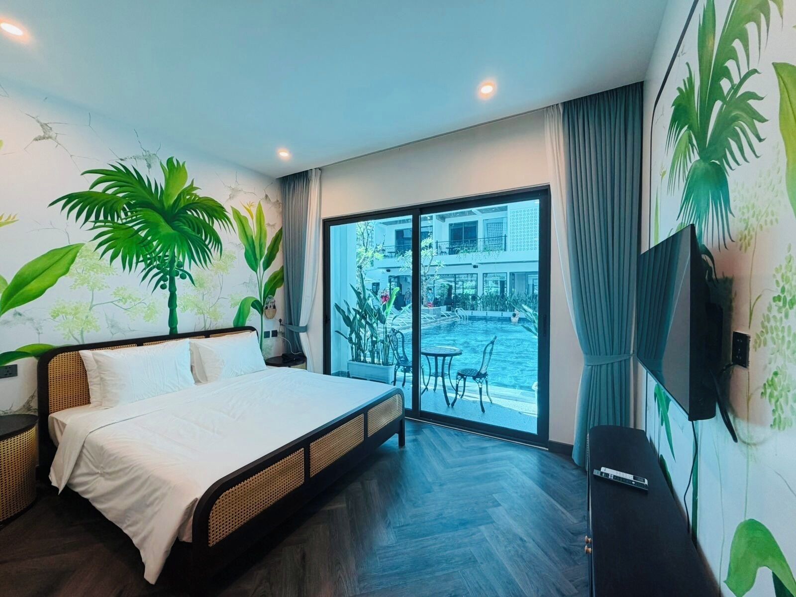 Classic-Doppelzimmer, Poolblick | Zimmersafe, Schreibtisch, laptopgeeigneter Arbeitsplatz