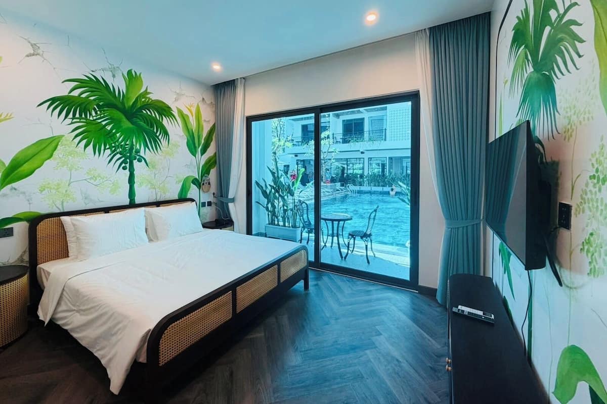 Classic-Doppelzimmer, Poolblick | Zimmersafe, Schreibtisch, laptopgeeigneter Arbeitsplatz