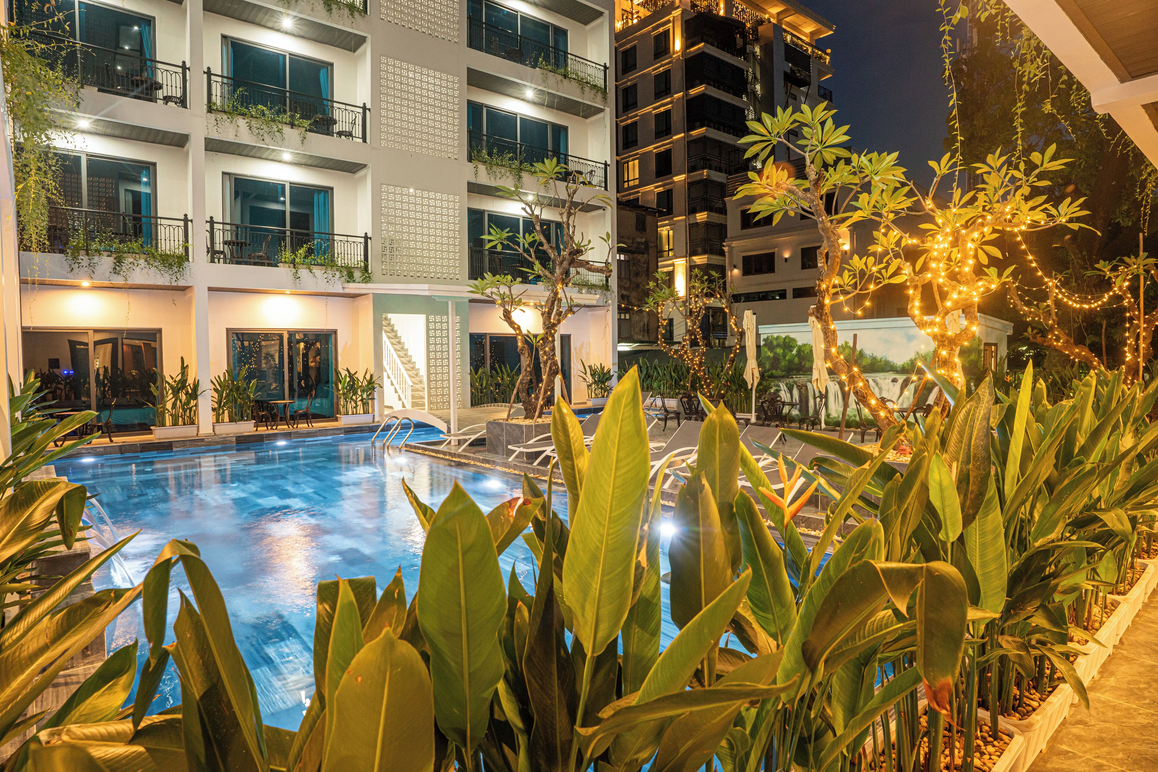 Una piscina al aire libre