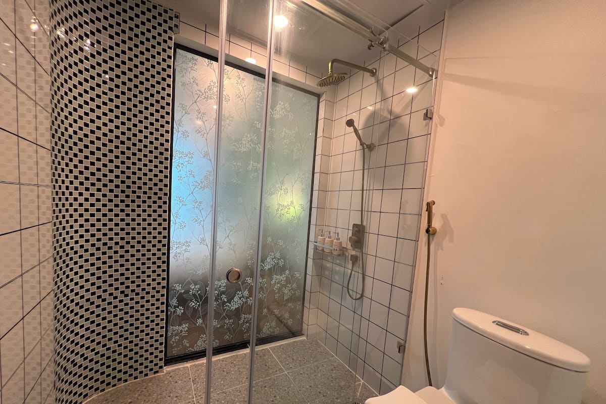 Artículos de tocador gratuitos, secador de pelo, toallas, jabón