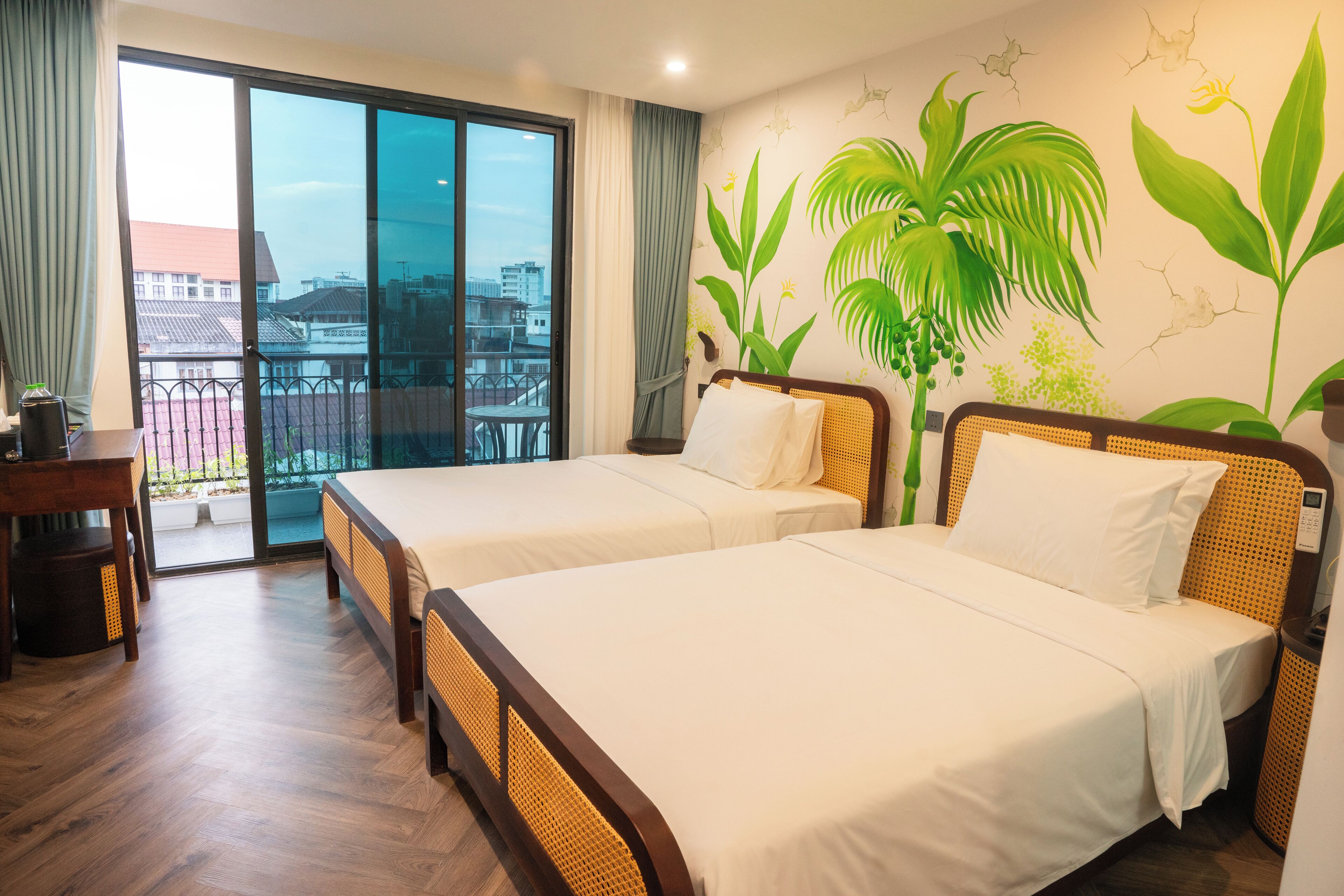 Caja de seguridad en la habitación y escritorio 