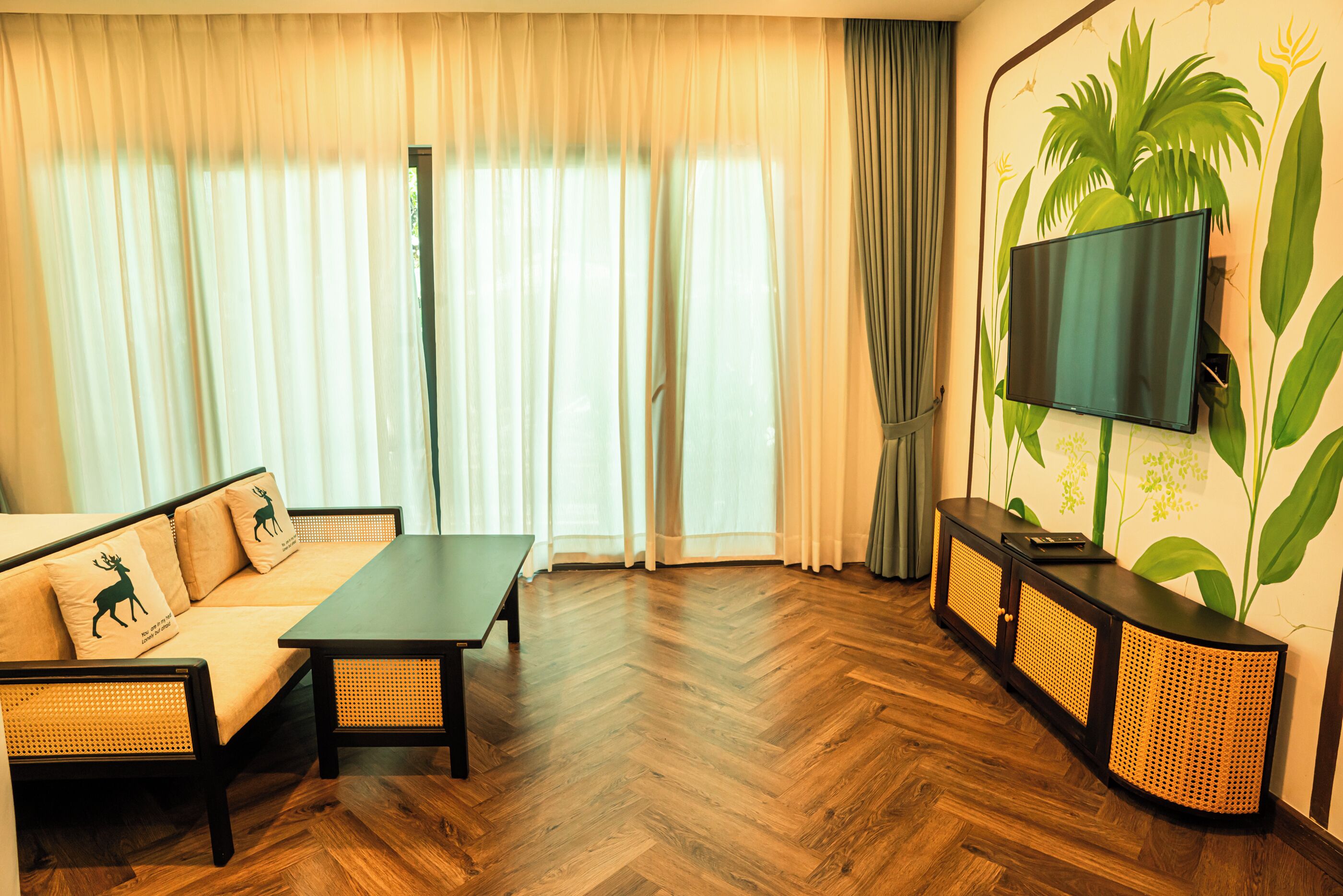 ห้องพรีเมียร์, วิวสระว่ายน้ำ | ตู้นิรภัยในห้องพัก, โต๊ะทำงาน, พื้นที่ทำงานแบบใช้แล็ปท็อป, ห้องเก็บเสียง