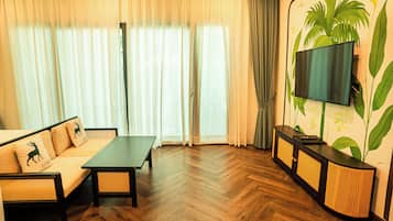 Rom – premier, bassengutsikt | Safe på rommet, skrivebord, skrivebord for bærbar PC og lydisolert