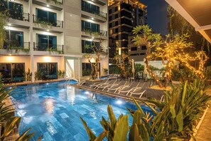 Una piscina al aire libre