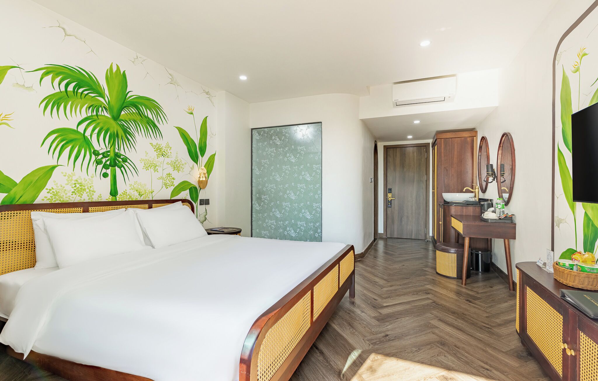 Caja de seguridad en la habitación y escritorio 