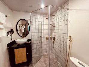 Habitación básica con 2 camas individuales | Baño | Artículos de higiene personal gratuitos, secador de pelo y toallas