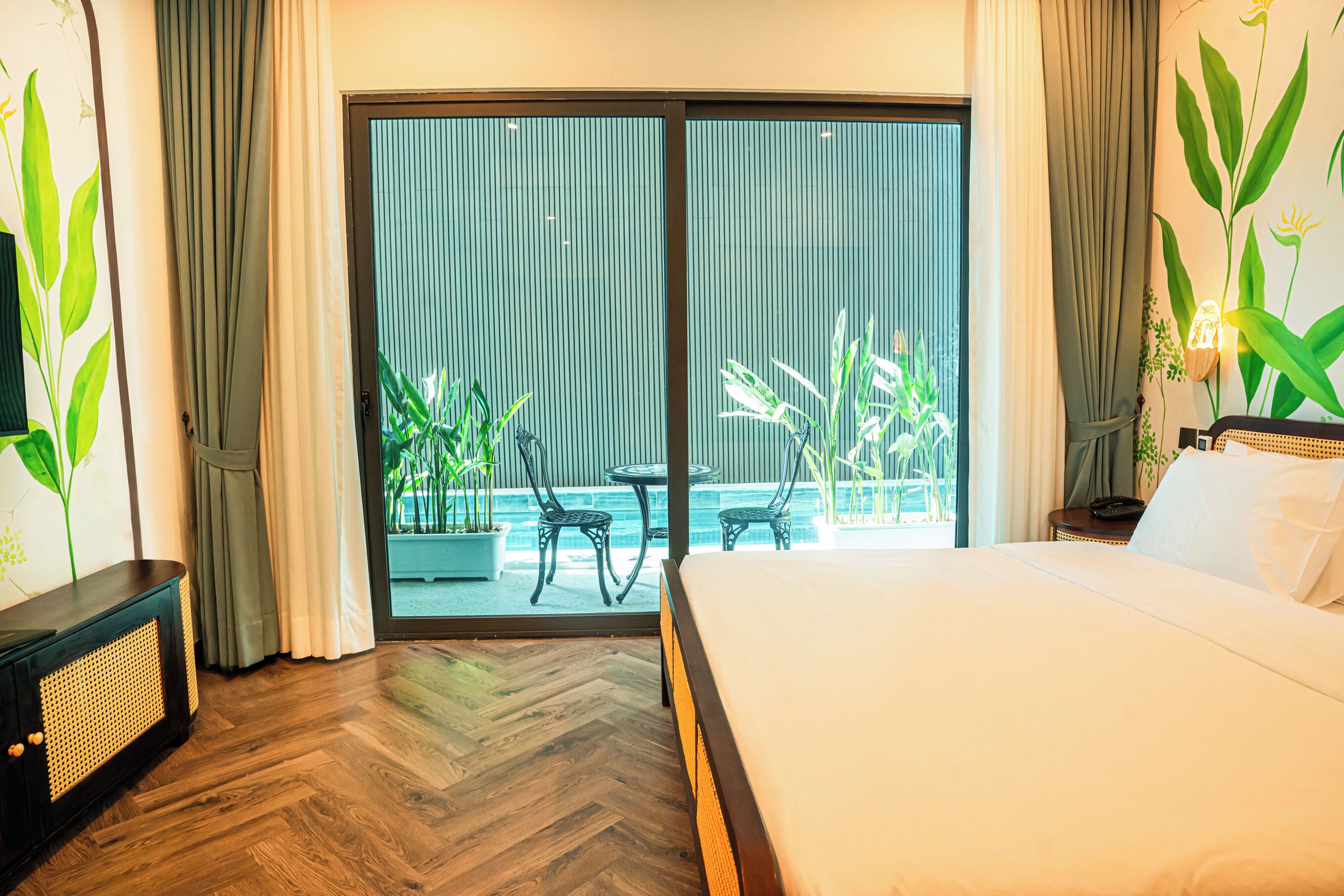 普通雙人房, 泳池景觀 | 客房內保險箱、書桌、筆電工作空間、隔音
