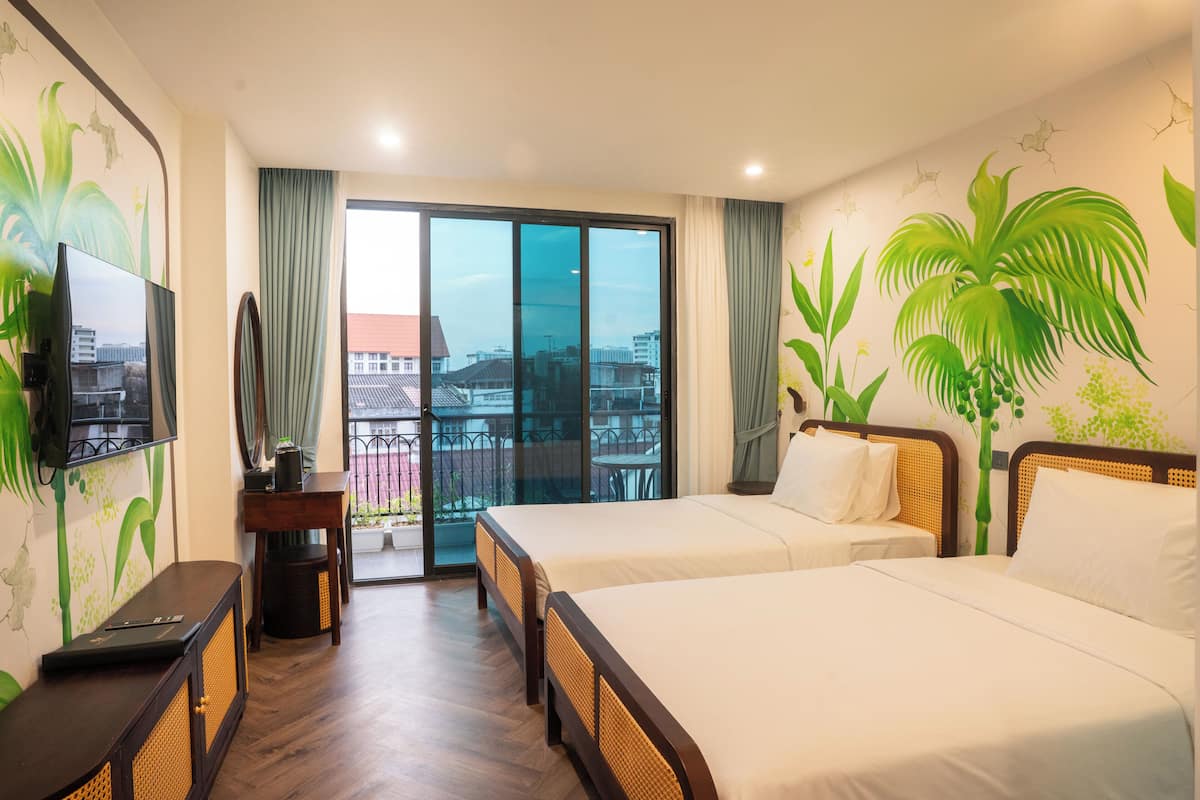 Classic-Zweibettzimmer, Stadtblick | Zimmersafe, Schreibtisch, laptopgeeigneter Arbeitsplatz