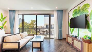 Premier-Zimmer, Poolblick | Zimmersafe, Schreibtisch, laptopgeeigneter Arbeitsplatz