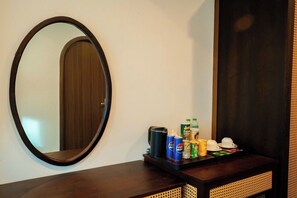 Caja de seguridad en la habitación y escritorio 