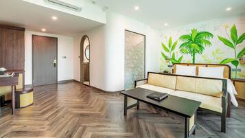 Premier Room, Pool View | In-room safe, desk, laptop workspace, soundproofing