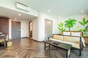 Premier Room, Pool View | Peti besi dalam bilik, meja, ruang kerja komputer riba, kalis bunyi 