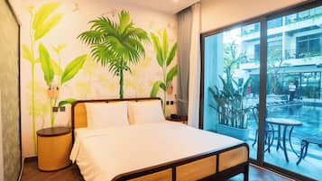 Deluxe-Doppelzimmer, Poolblick | Zimmersafe, Schreibtisch, laptopgeeigneter Arbeitsplatz